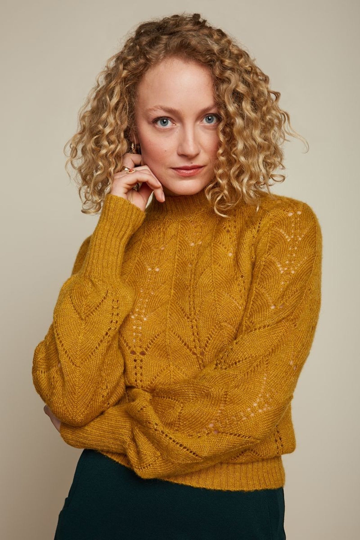 King_Louie_JOANIE_FARFALLE_Lochmuster_WOLL_Langarm_PULLOVER_Oberteil_-_Sunset_Yellow_killer_kirsche_1