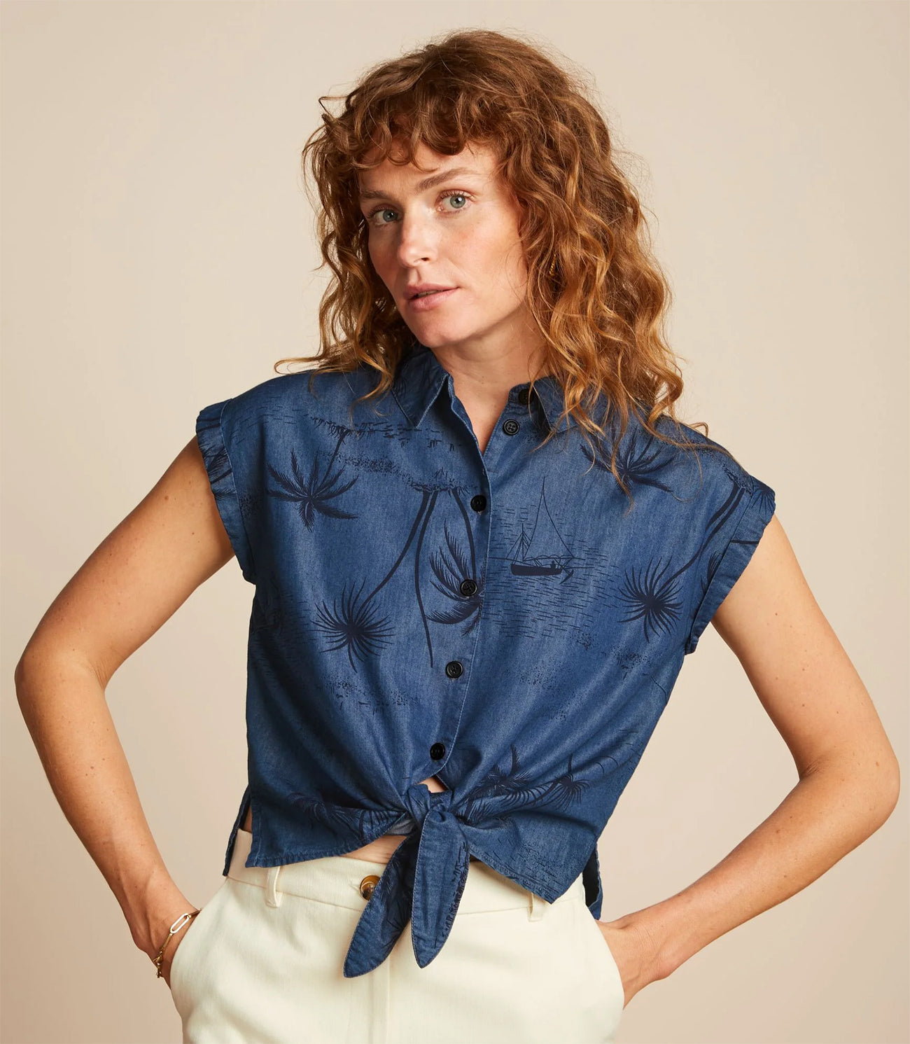 King_Louie_KNOT_BLOUSE_DAYTRIP_Vintage_Palmen_Tropical_Kurzarm_Knotenbluse_Oberteil_-_Jeansblau-1