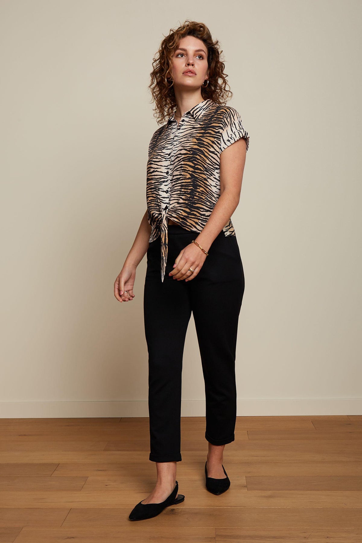 King_Louie_KNOT_BLOUSE_KALLINA_Retro_TIGER_PRINT_Kurzarm_Knotenbluse_Oberteil_Killer_Kirsche-3