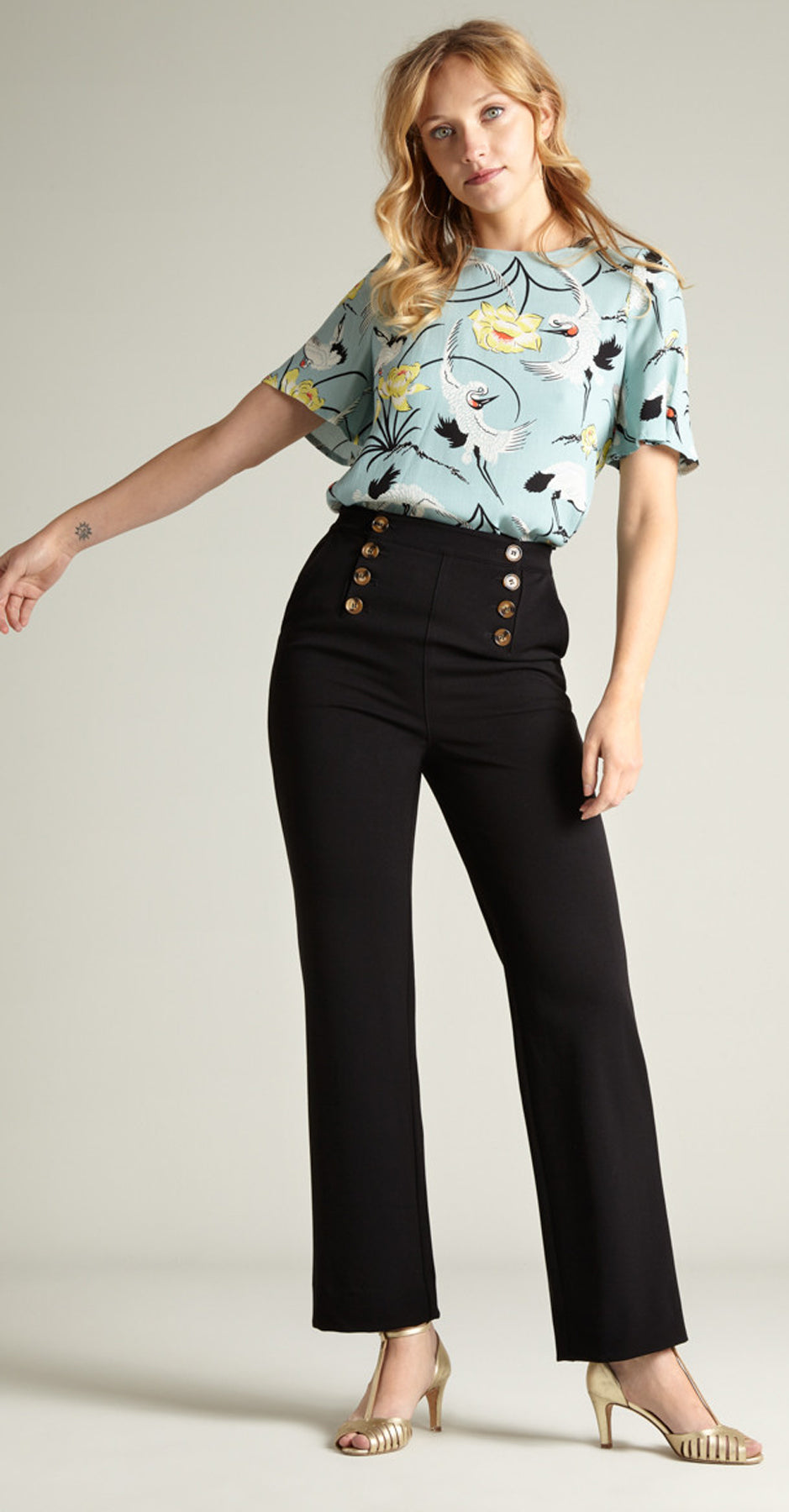 King_Louie_LIZZY_DEL_REY_Kranich_BLUMEN_Loose_Fit_RETRO_Kurzarm_SHIRT_Bluse_killer_kirsche_3