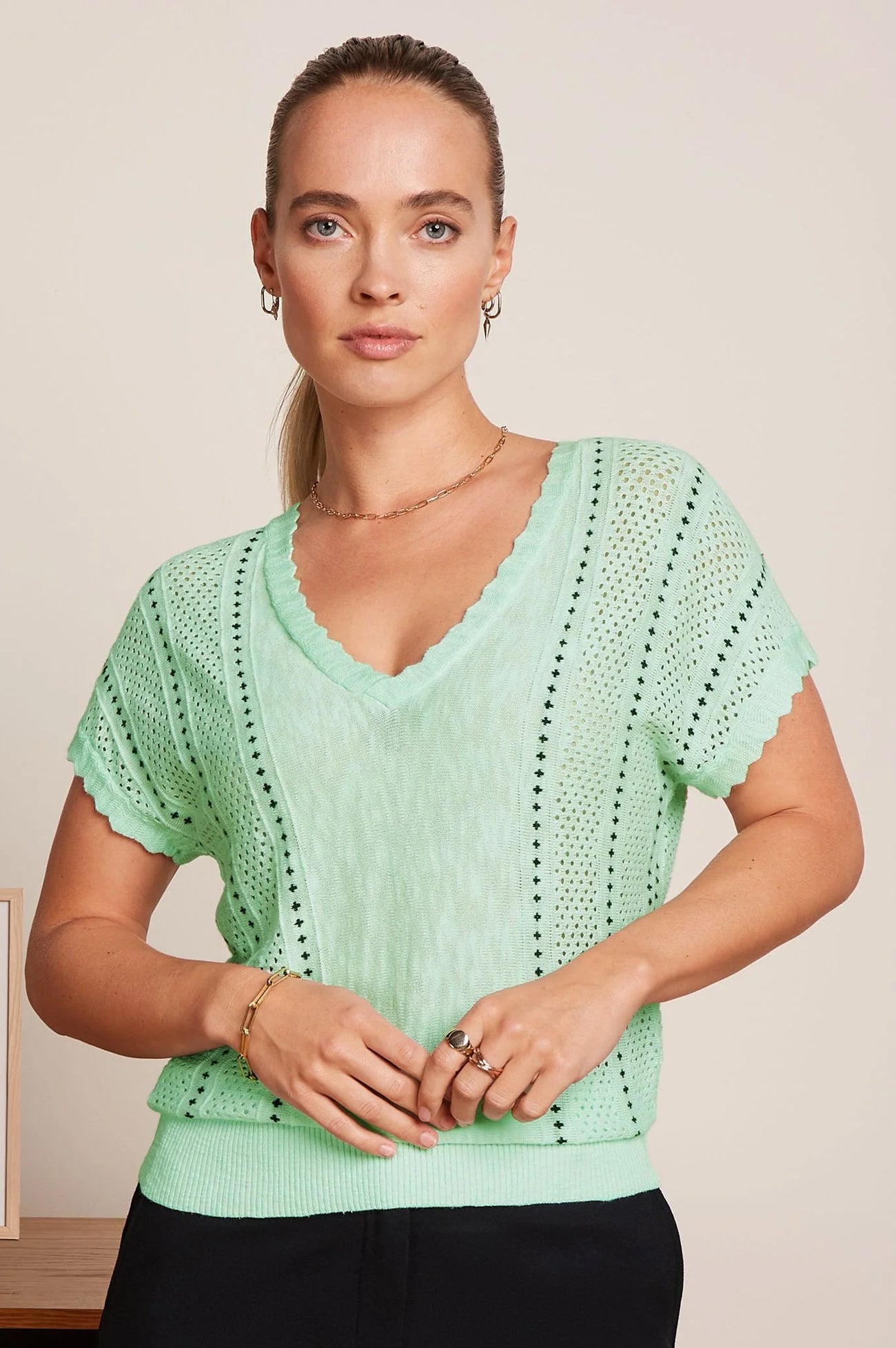 King_Louie_LYRA_MAREA_Vintage_LOCHMUSTER_Retro_V-Neck_Kurzarm_Shirt__Cameo_Green-1