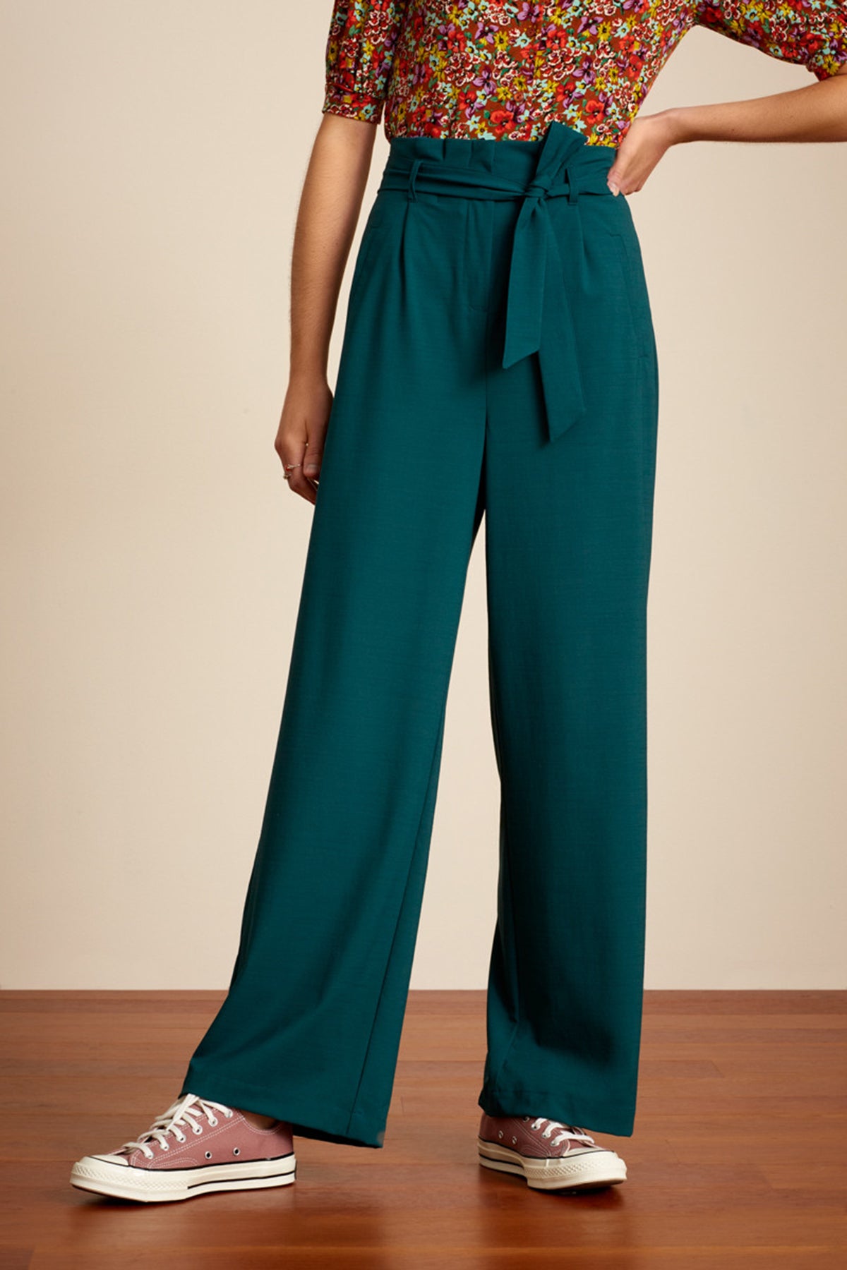 King_Louie_NEVA_TIMBA_Retro_High_Waist_Paperbag_MARLENEHOSE_Trousers_Tannengruen_Killer_Kirsche-2d6DAnC7z9hagB