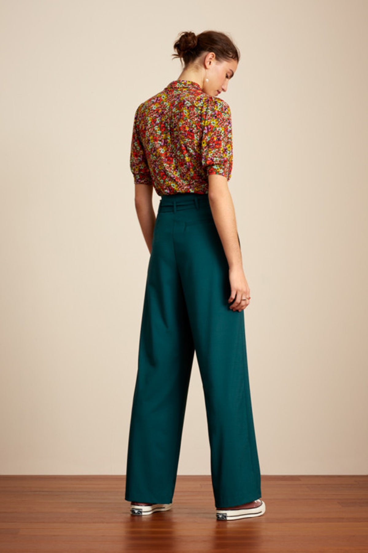 King_Louie_NEVA_TIMBA_Retro_High_Waist_Paperbag_MARLENEHOSE_Trousers_Tannengruen_Killer_Kirsche-4hJbExb8aDFEjz