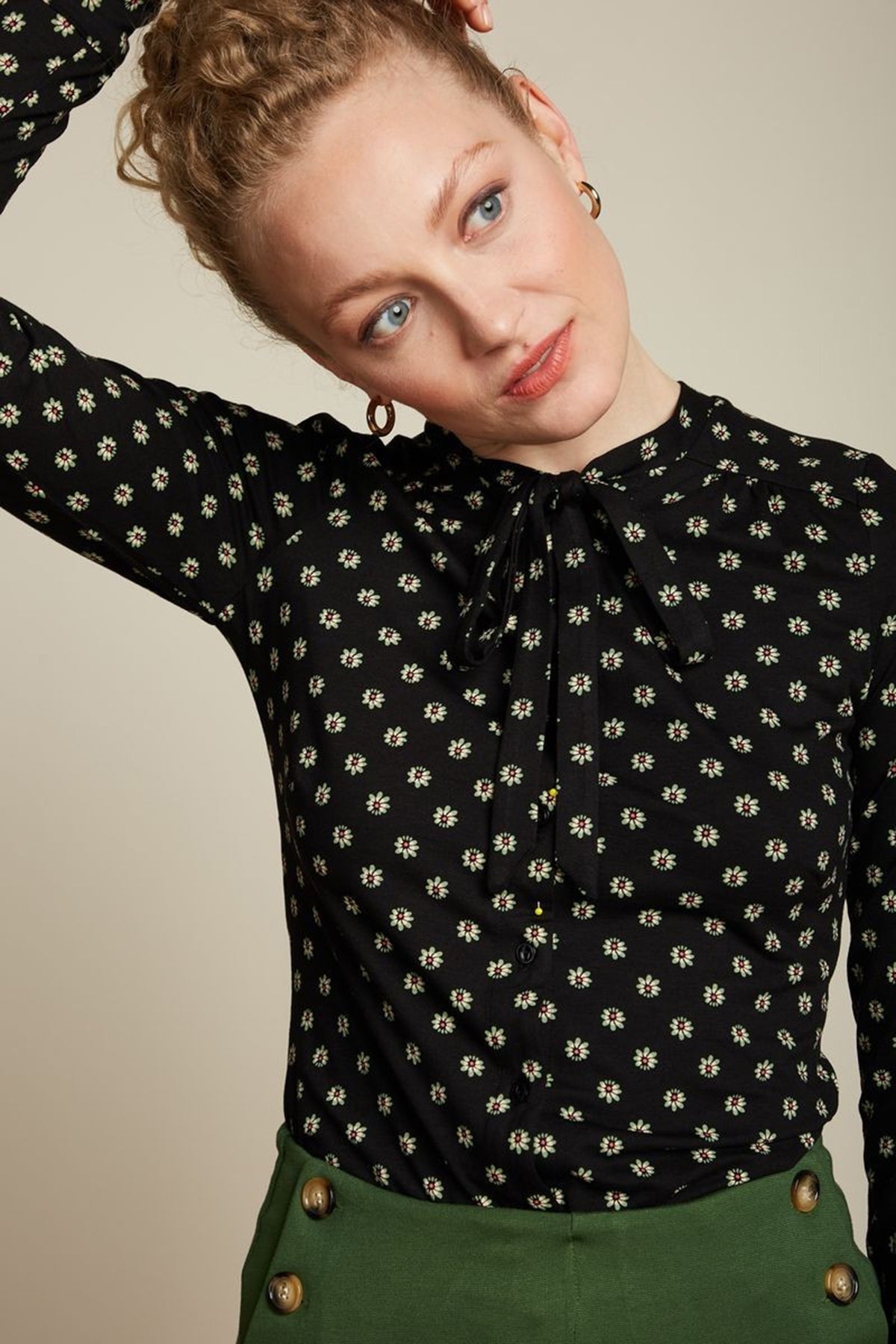 King_Louie_OLIVIA_THE_DIG_Blueten_FOWERS_50s_Langarm_BLOUSE_Schluppenbluse_killer_kirsche_1vcnAsMDSCA9Qc