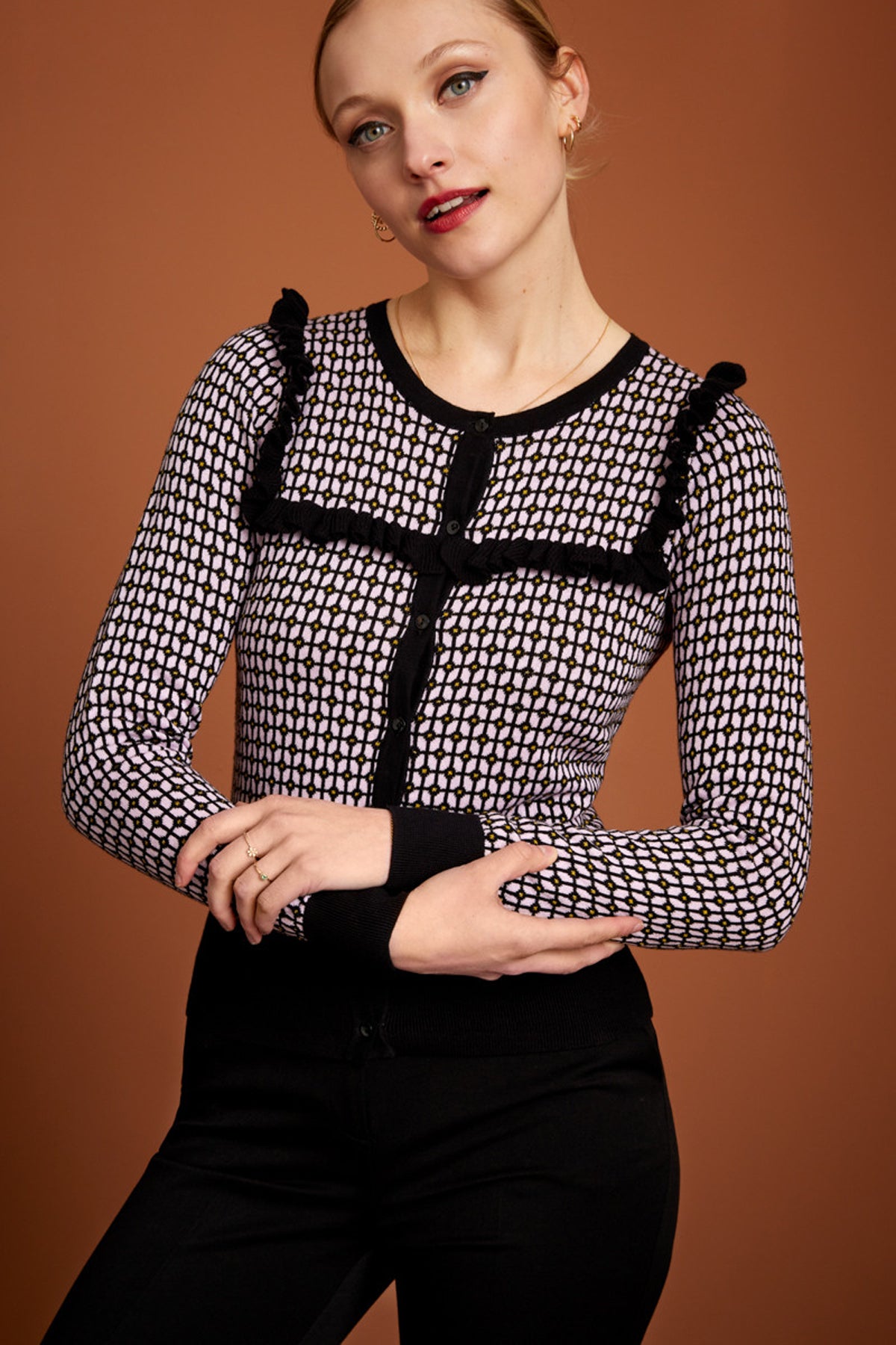 King_Louie_RUFFLE_FUDGE_Vintage_RueSCHEN_Rundhals_CARDIGAN_Strickjacke_killer_kirsche_2