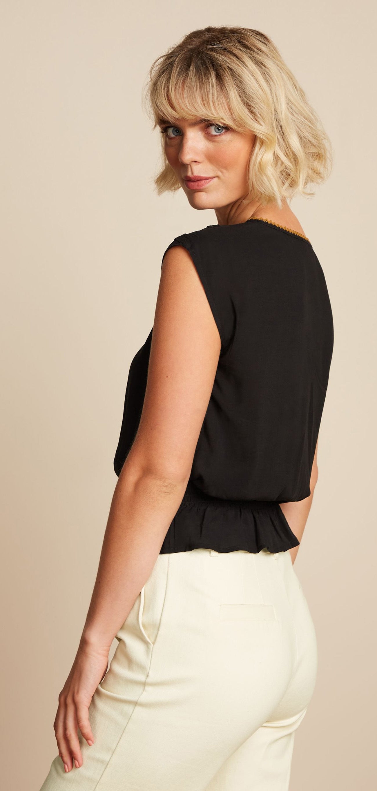 King_Louie_SELLY_CITRINE_EMBROIDERY_Retro_BLUMEN_STICK_Kurzarm_BLUSE_Shirt_-_Schwarz-2