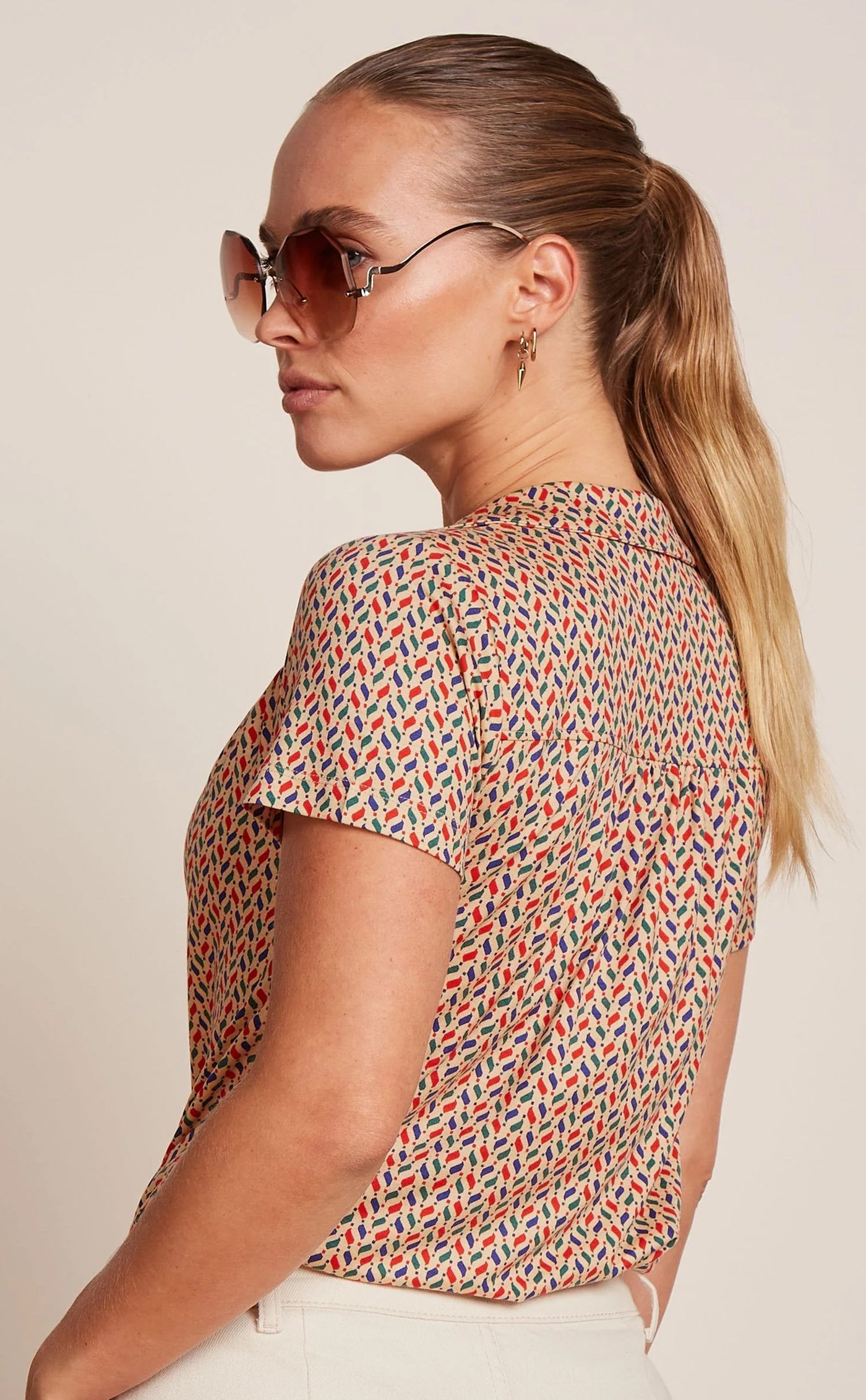 King_Louie_TEX_COCOLUPA_Retro_Graphic_Vintage_Kurzarm_V-Neck_BLUSE_Oberteil-2