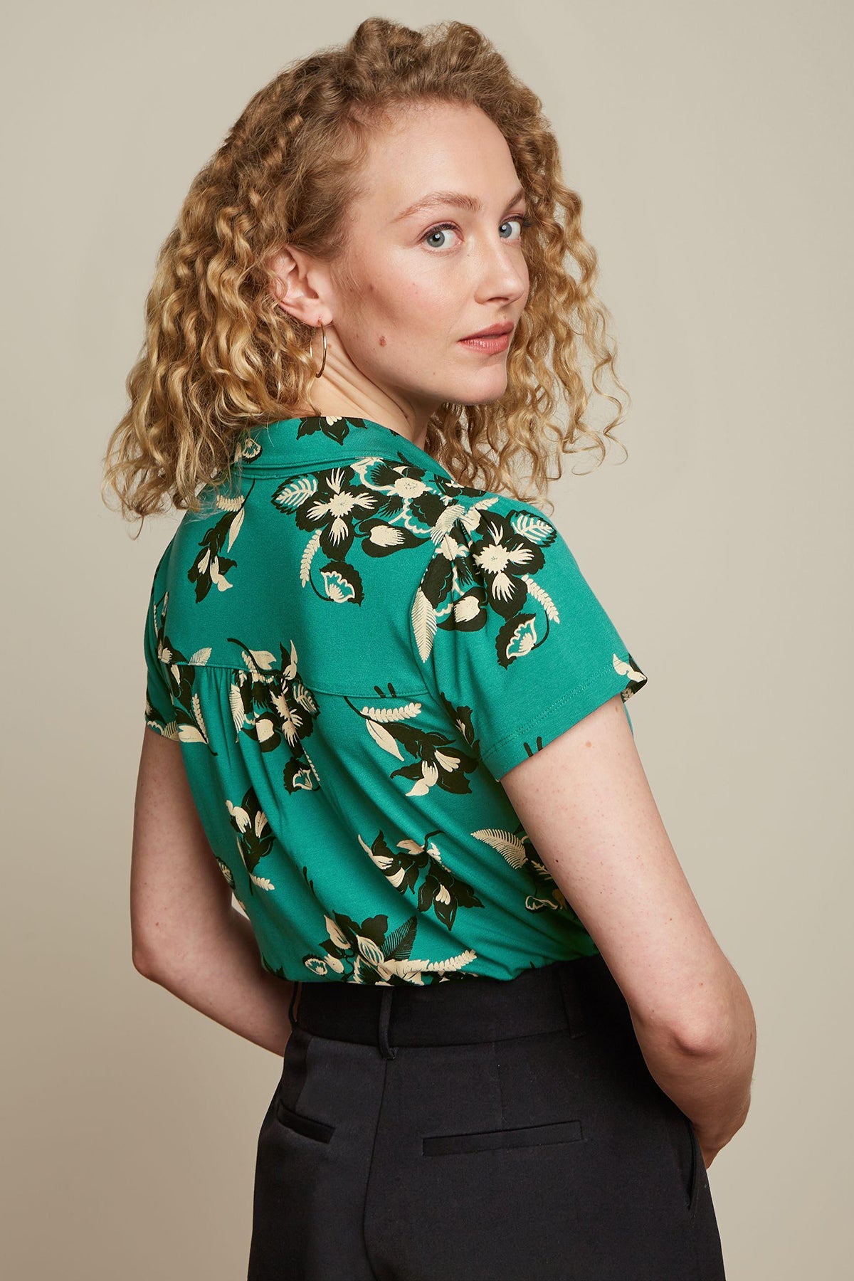 King_Louie_TEX_CORAZA_Retro_FLORAL_Blumen_Kurzarm_V-Neck_BLUSE_Blouse_Oberteil_Killer_Kirsche-3