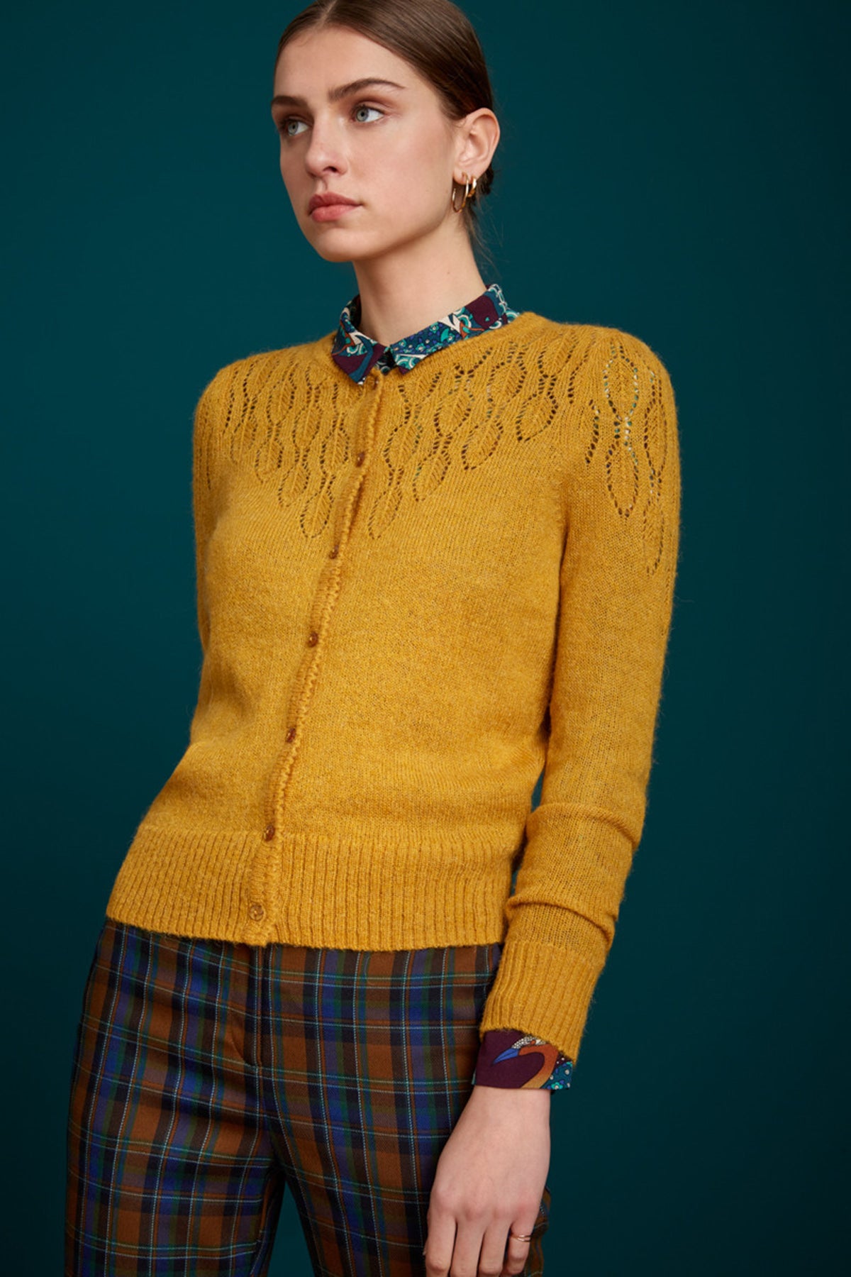 King_Louie_YOKE_PALLAZZONE_Rundhals_Langarm_CARDIGAN_Strickjacke_Senfgelb_killer_kirsche_2dd12mTJTU6X5H