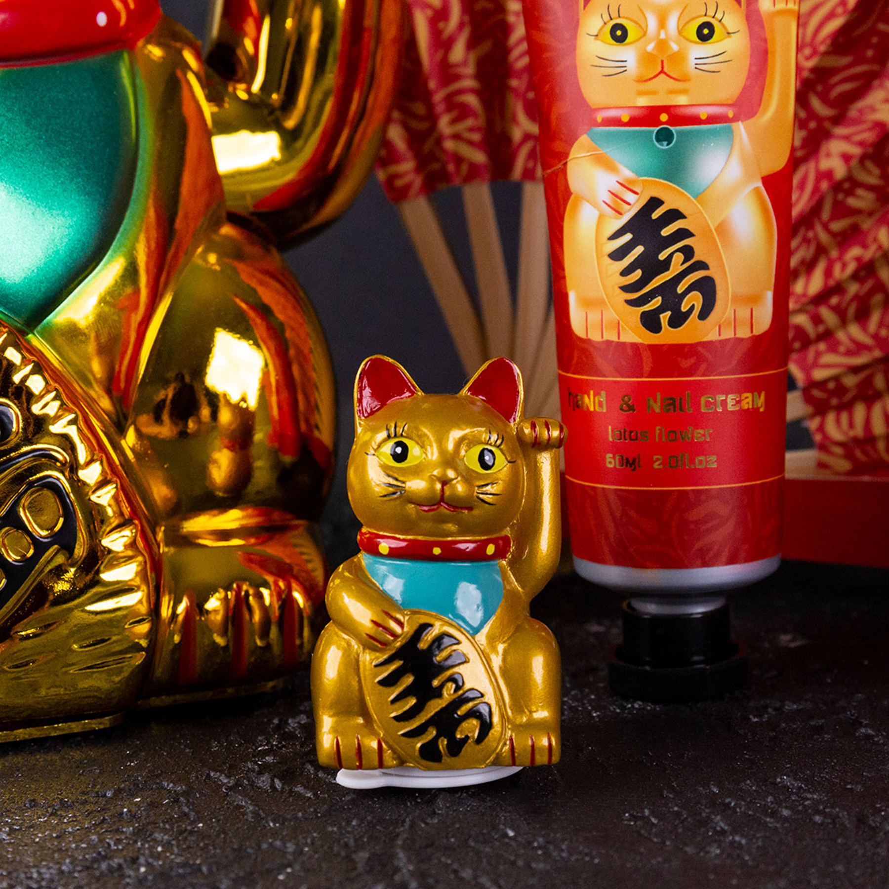 Lippenbalsam_WINKEKATZE__MANEKI_NEKO_in_katzenfoermiger_Dose_Lotus_Flowers_killer_kirsche_3