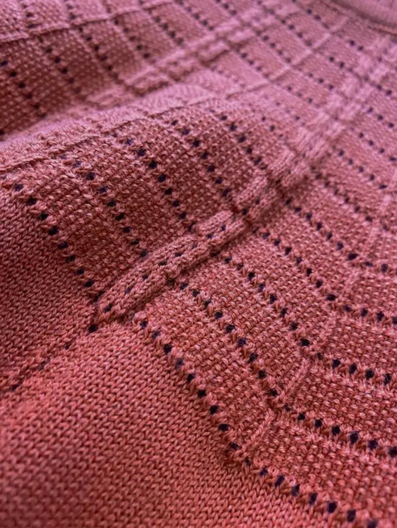 Mademoiselle_YeYe_TONIGHT_Feinstrick_LOCHMUSTER_Rundhals_OBERTEIL_Pullover_Beere_killer_kirsche_23O5f3p8x5I9Tz