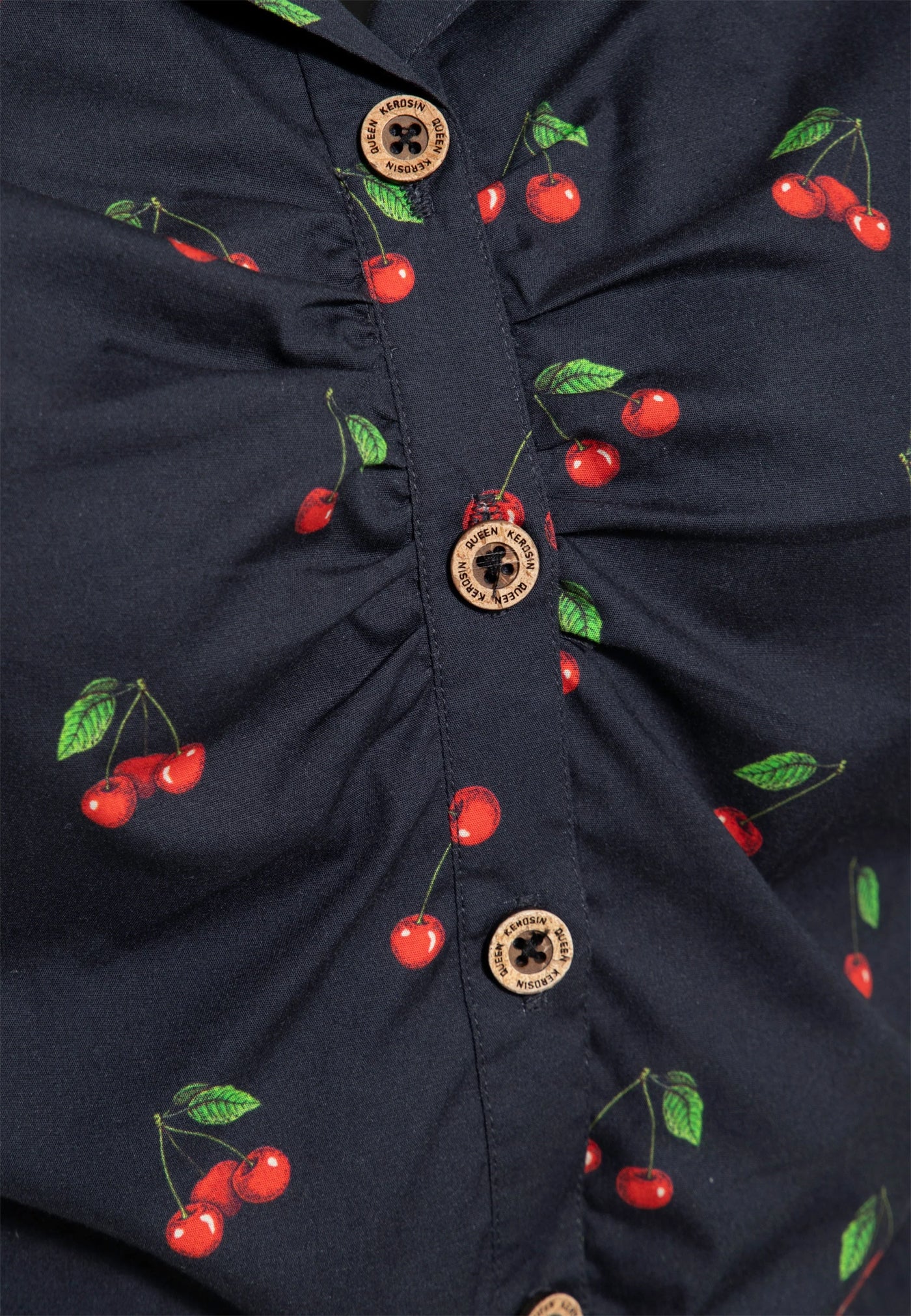 Queen_Kerosin_CUTE_CHERRY_Retro_50s_Kurzarm_Kirschen_TIE_BLOUSE_Knotenbluse_SHIRT_-_Schwarz-4