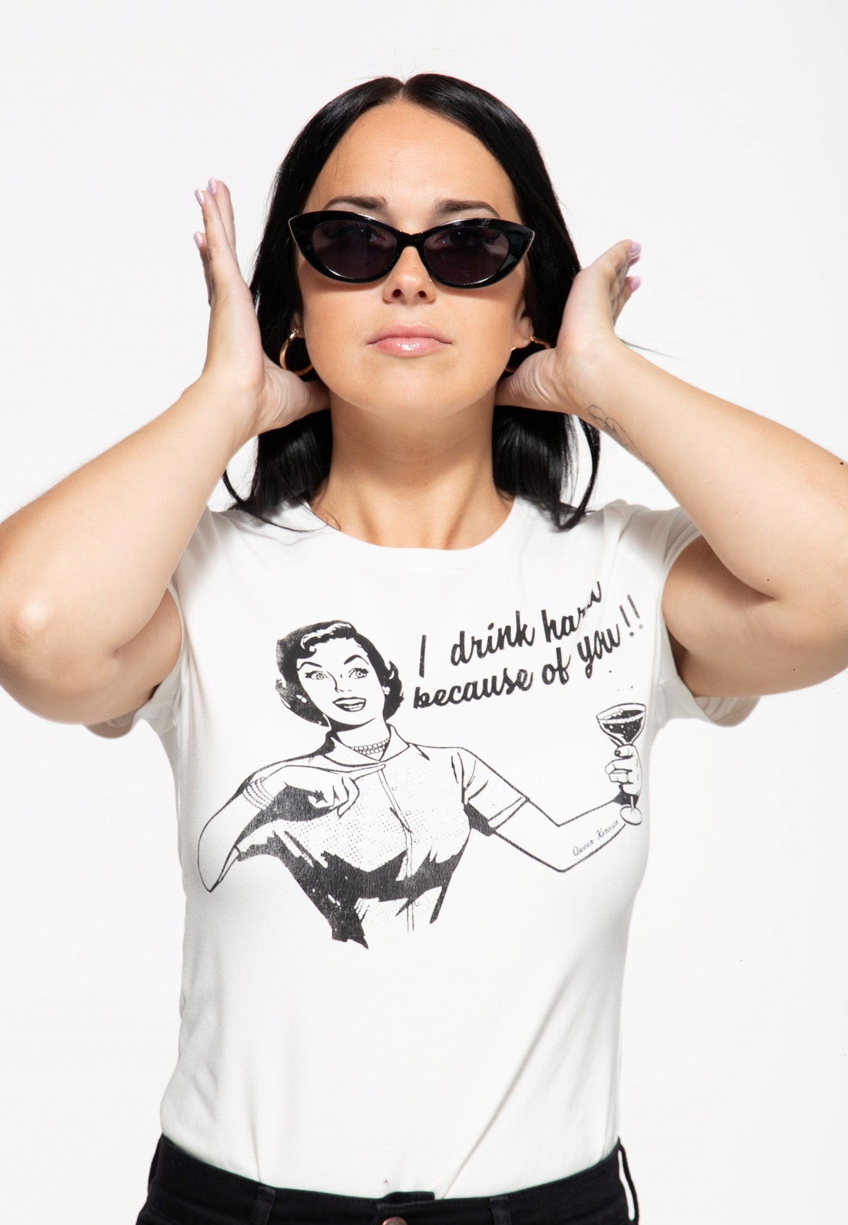 Queen_Kerosin_I_DRINK_HARD_Retro_50s_HOUSEWIFE_Kurzarm_MOTIV_Oberteil_TSHIRT_Off_White-3