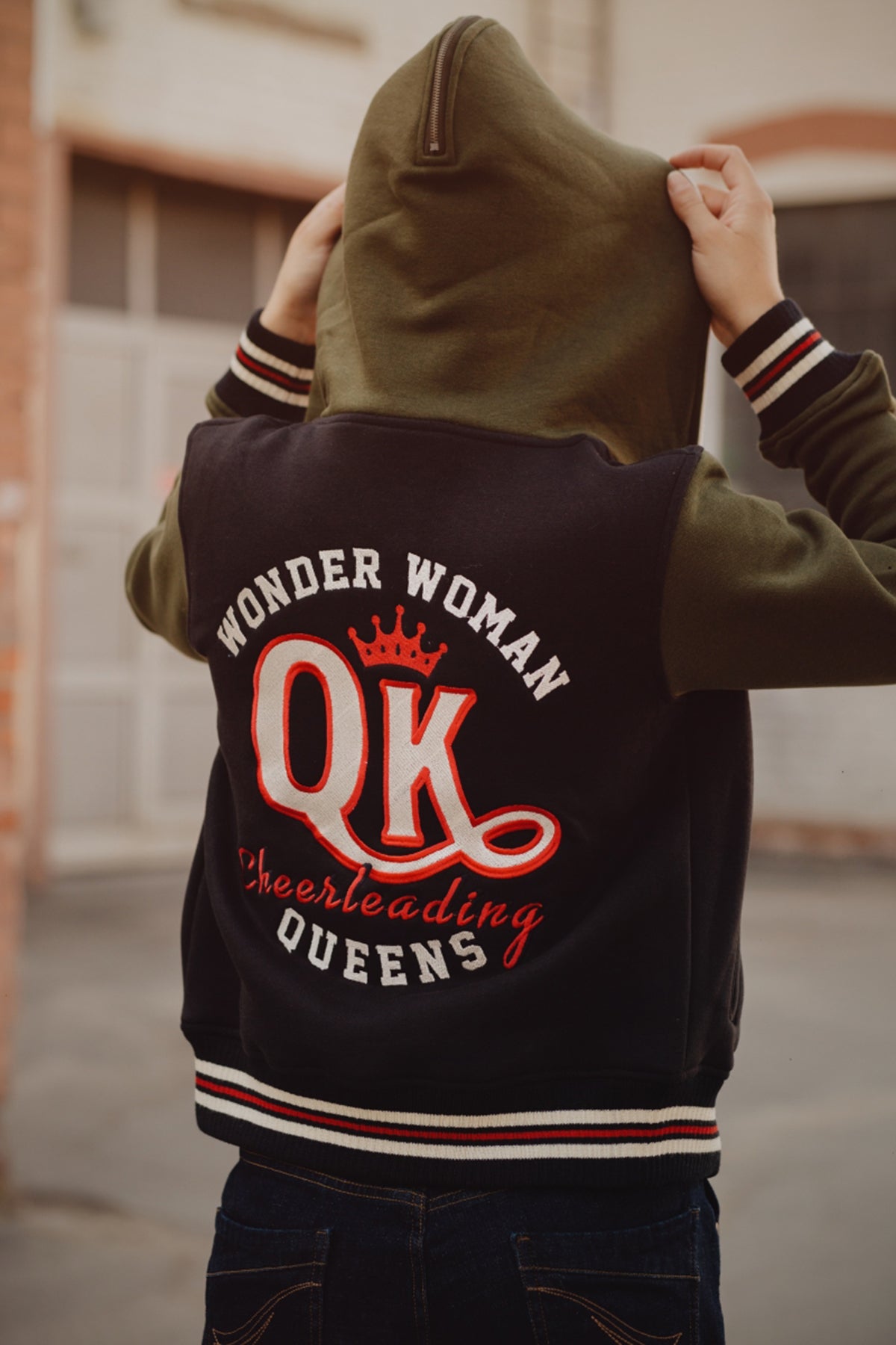 Queen_Kerosin_QK_WONDER_WOMAN_Embroidery_STICK_Baseball_COLLEGE_Kapuzenjacke_Killer_Kirsche-02
