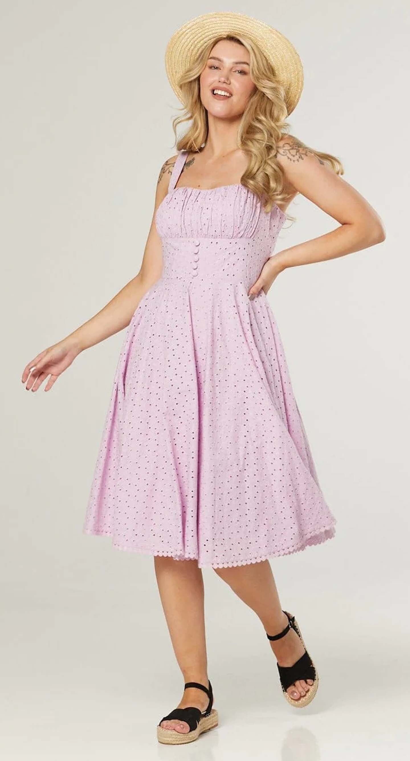 Timeless_VALERIE_BRODERIE_ANGLAIS_Traeger_50s_Lochmuster_SWING_DRESS_Kleid_-_Flieder-1kpBzpUT27aV5S