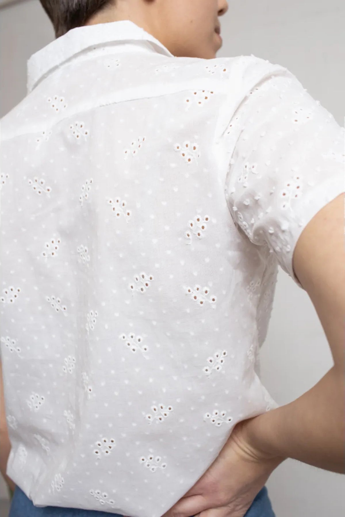 Very_Cherry_MONTMARTRE_BRODERY_ECRU_Retro_FLORAL_Lochmuster_Kurzarm_BLUSE_-_weiss_killer_kirsche_4