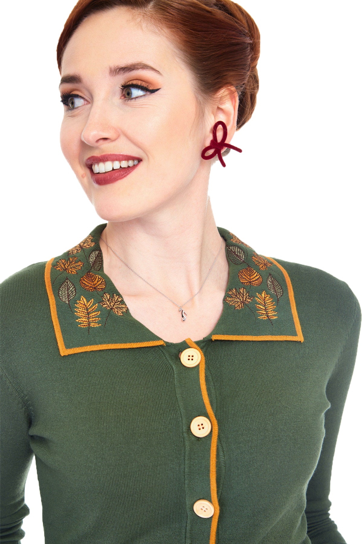 Voodoo_Vixen_ROBIN_AUTUMN_LEAVES_50s_EMBROIDERY_Strickjacke_CARDIGAN_Olivgruen_Killer_Kirsche-2TDUmJDKzEvRcJ